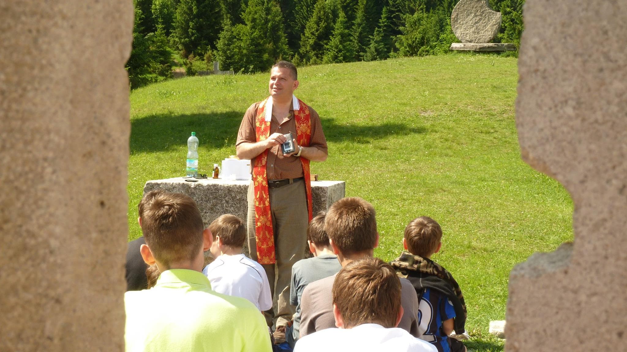 Spomeňte si na svojho farára a stojte pri ňom
