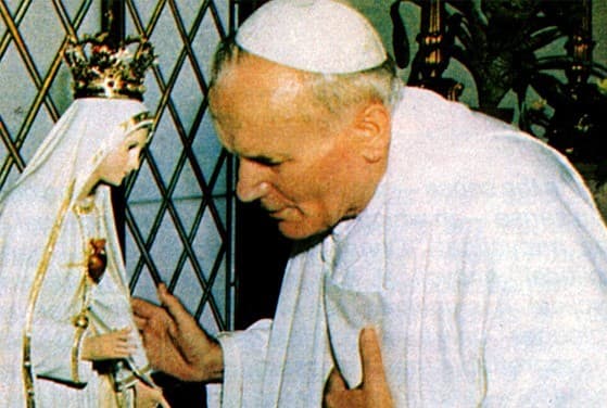 Svätý Ján Pavol II. pri soche Panny Márie vo Fatime, zdroj: Wikimedia