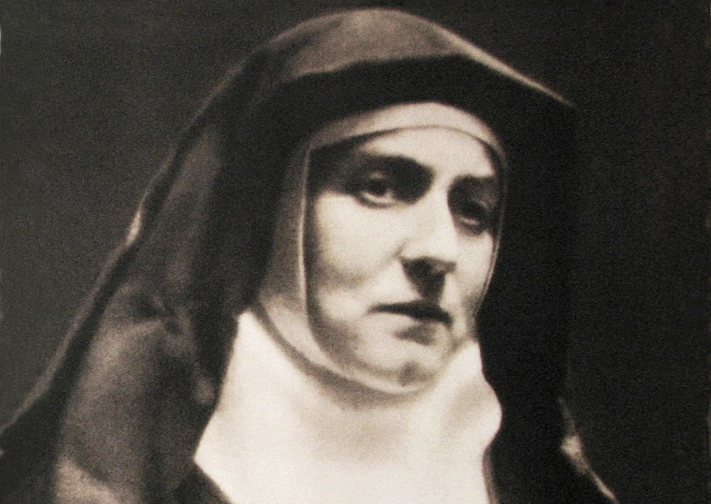 Takzvaná pasová fotografia Edity Steinovej, urobená pri dverách kolínskeho Karmelu, približne december 1938 – 1939. Zdroj: wikimedia commons