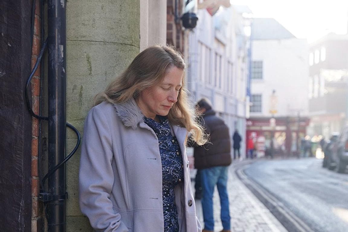 Isabel Vaughan-Spruceová počas tichej modlitby, ADF International