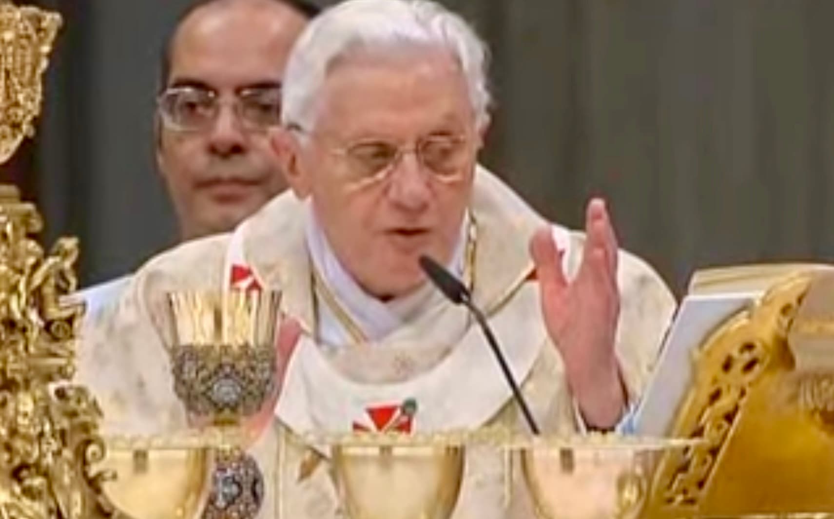 Pápež Benedikt XVI. počas liturgického slávenia, Zdroj: Wikimedia 