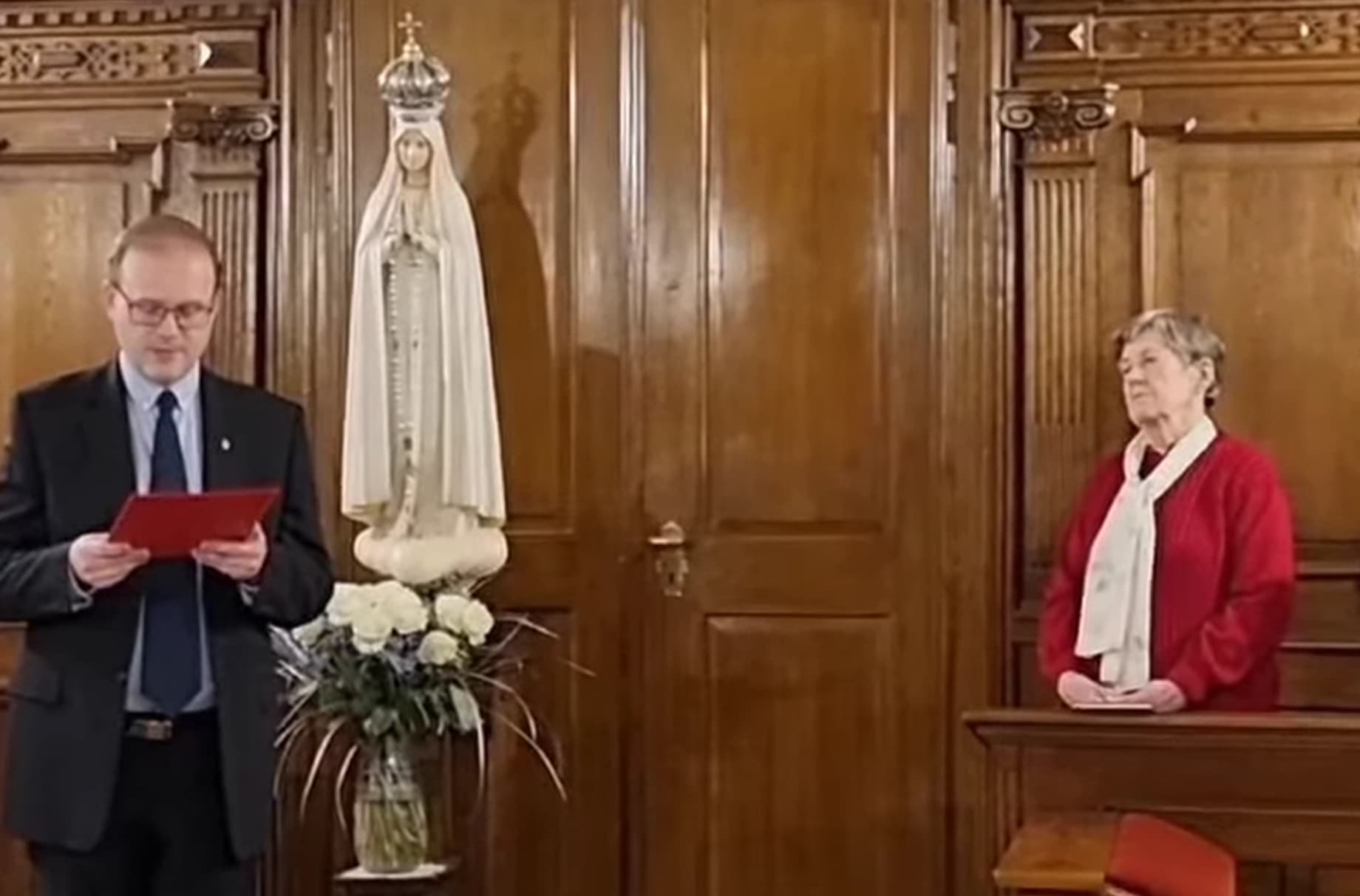Prečo dal arcibiskup medailu recepčnej?