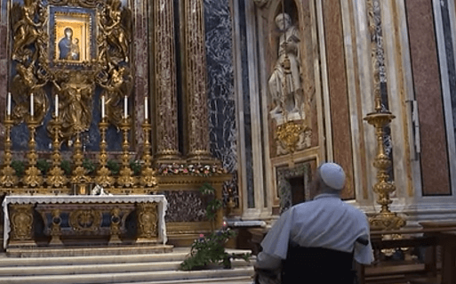 Pápež František počas modlitby v Bazilike Santa Maria Maggiore. Zdroj: snímka obrazovky YouTube Vatican News