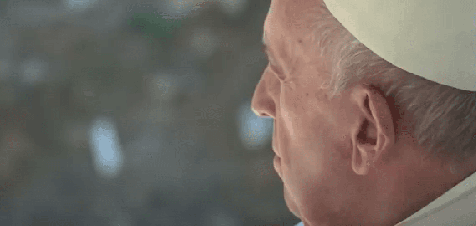 Pápež František počas návštevy Iraku v roku 2021. Zdroj: Snímka obrazovky YouTube Vatican News