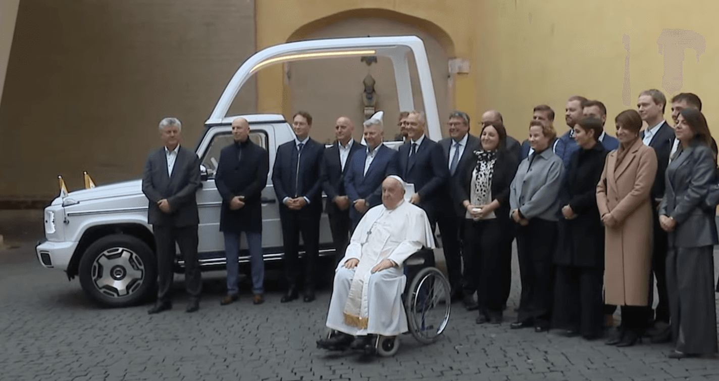 Svätý otec a nový papamobil. Zdroj: YouTube