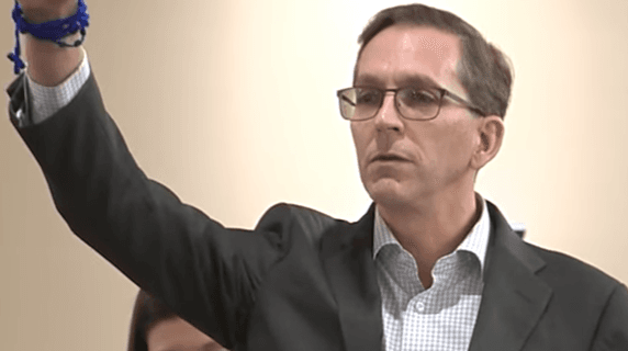 John Echaniz odpúšťa na súde Matthewovi Wiessingovi, vrahovi svojho syna Michaela. Zdroj: snímka obrazovky YouTube