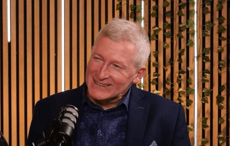 Kňaz Marek Orko Vácha počas rozhlasovej relácie. Zdroj: snímka obrazovky YouTube