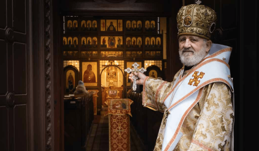 Vladyka Peter Rusnák pred vstupom do gréckokatolíckej Katedrály povýšenia Svätého kríža v Bratislave. Foto: Timotej Križka