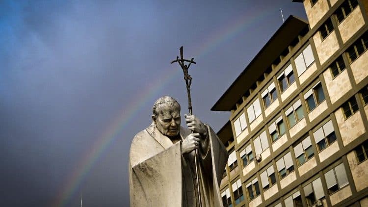 Reportéri pri Nemocnici Gemelli zachytili dúhu. Zdroj: vaticannews