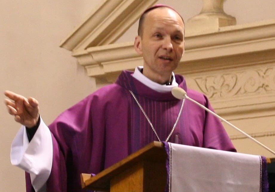 Mons. Jozef Haľko, pomocný biskup Bratislavskej arcidiecézy. Zdroj: archív biskupa Haľka