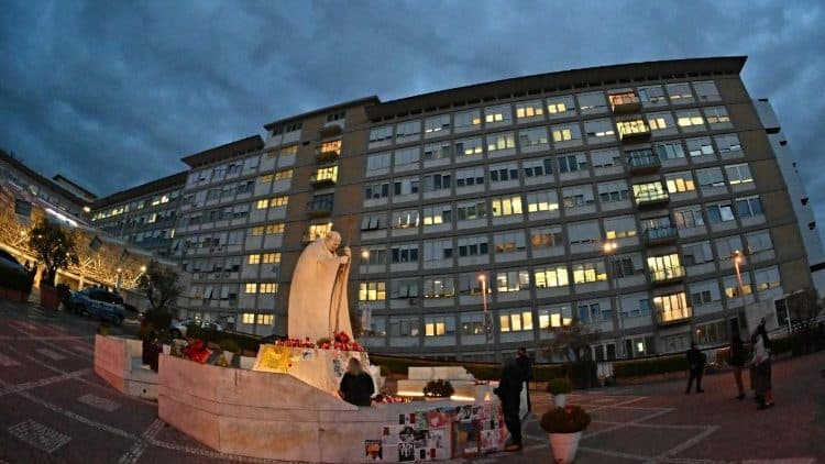 Stav pápeža Františka sa zlepšuje, pripojil sa k duchovným cvičeniam Rímskej kúrie
