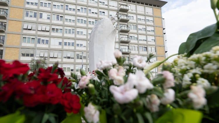 Socha svätého pápeža Jána Pavla II. pred Nemocnicou Gemelli v Ríme. Zdroj: Vatican News