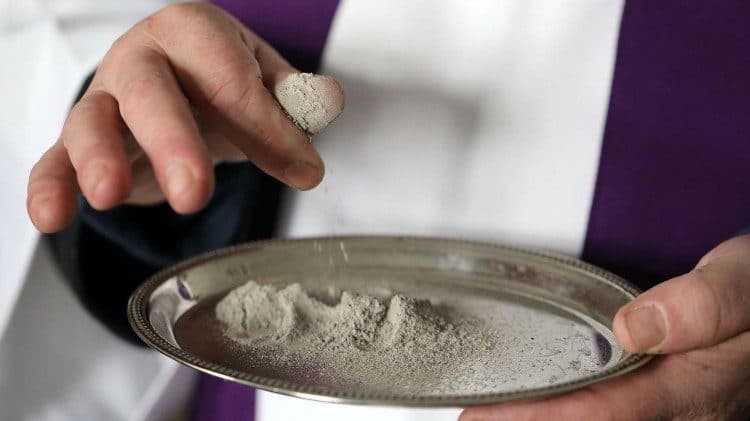 Biskup vyniesol popol a evanjelium do ulíc. Reakcie ľudí ho (ne)prekvapili