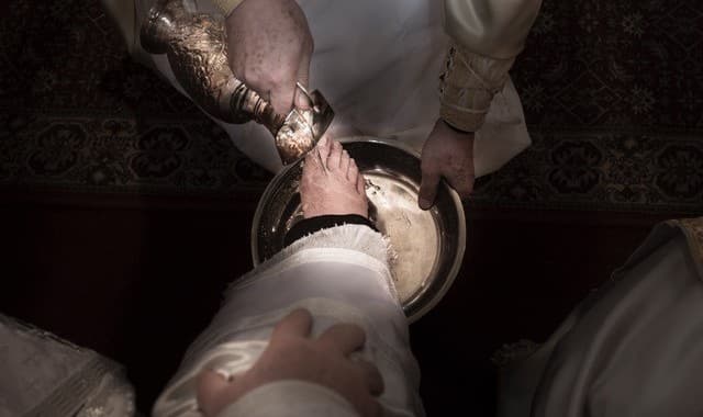 Vladyka Peter Rusnák umýva nohy kňazom na Veľký štvrtok. Foto: Timotej Križka