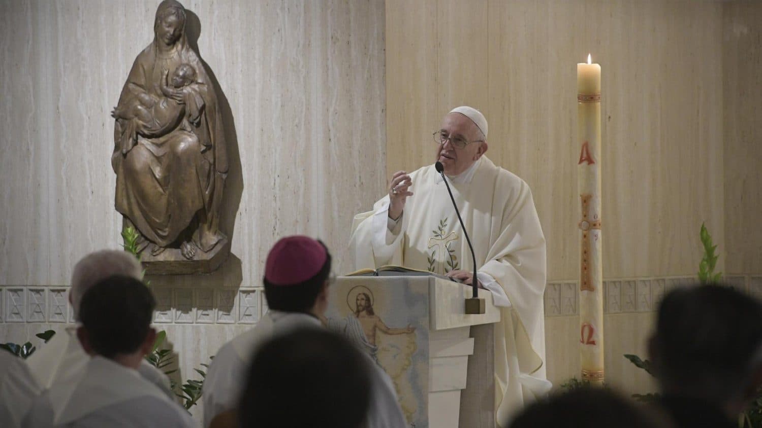 Pápež František počas kázne v kaplnke Domu svätej Marty. Zdroj: Slovenská sekcia Vatican News 