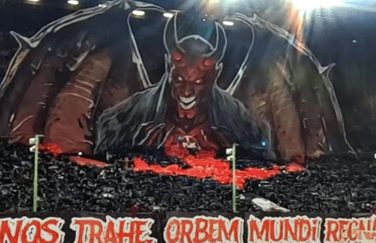 Futbaloví fanúšikovia vzývali Lucifera. Iba nevinná šou, alebo nebezpečná hra?