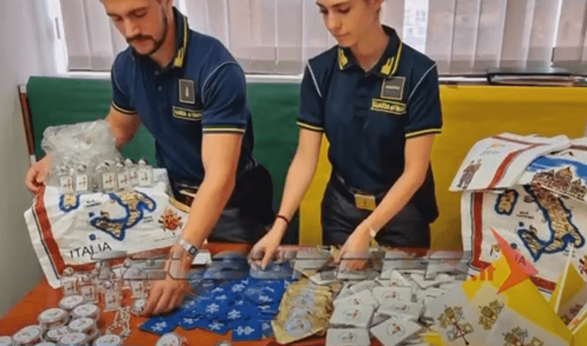 Pozor na falošné „jubilejné“ suveníry. Talianska polícia ich skonfiškovala už viac ako 16 miliónov