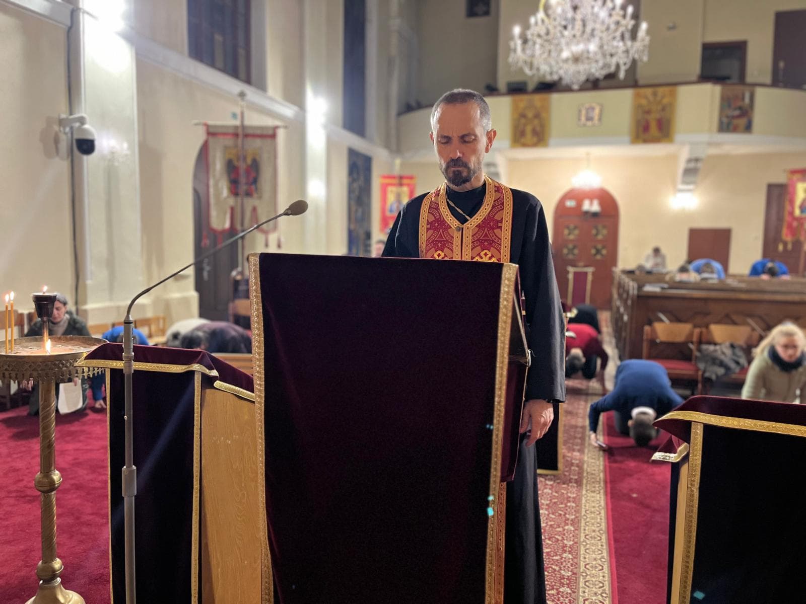 Vladyka Milan Lach SJ sa modlí s veriacimi Kánon svätého Andreja Krétskeho v bratislavskej Katedrále povýšenia Svätého kríža. Foto: Rastislav Čižik