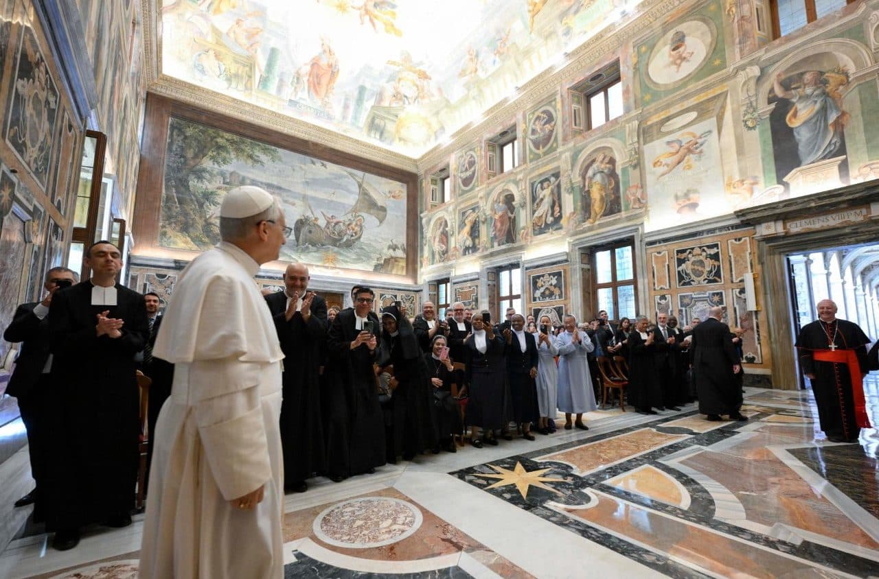 Mladí sú sopkou života, katedra je oltárom. Pápež Lev XIV. povzbudil učiteľov