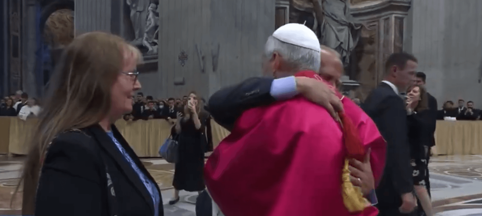 Pápež porušil protokol a objal svojho brata
