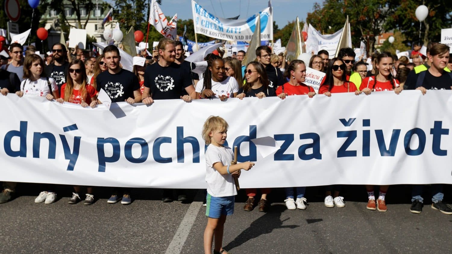 Dvojitý meter tolerancie: Počas Pochodu za život kopol trojročné dieťa do hlavy