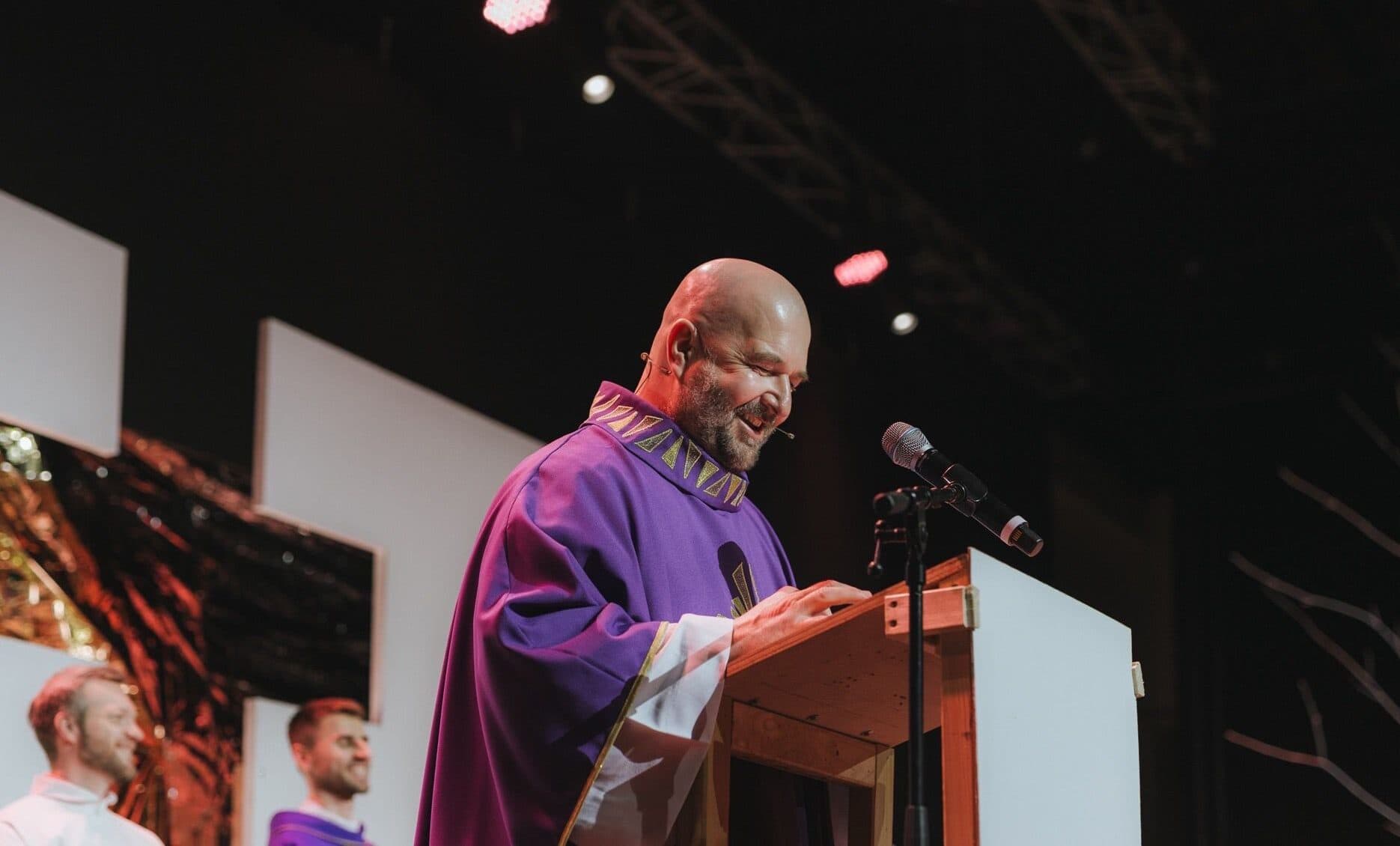 „Vitaj v slobode!“ – kňaz Ján Buc o pripravovanom Godzone tour i o duchovnej službe poslancom