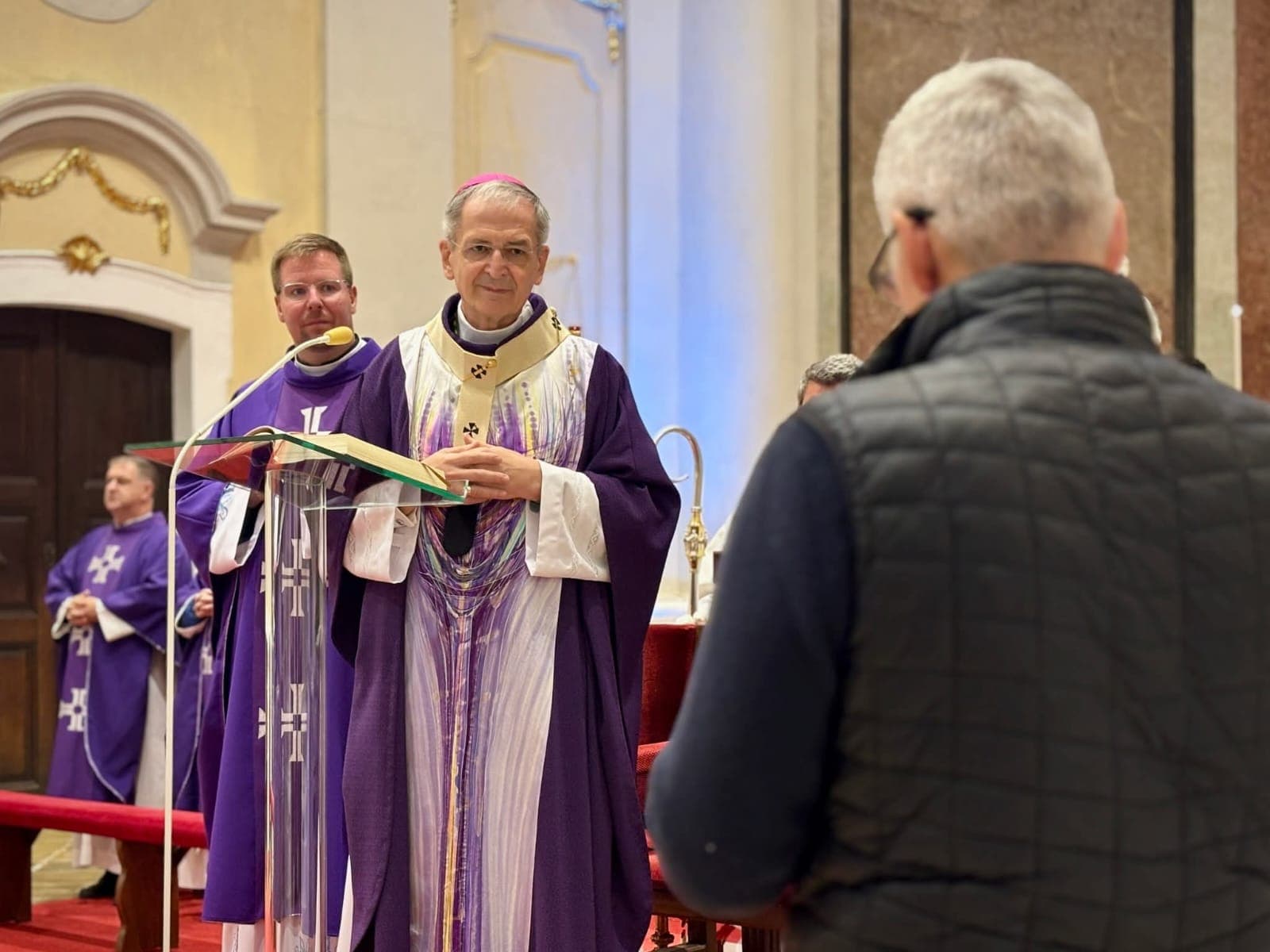 Ohováraš kňaza? Radšej sa za neho pomodli!