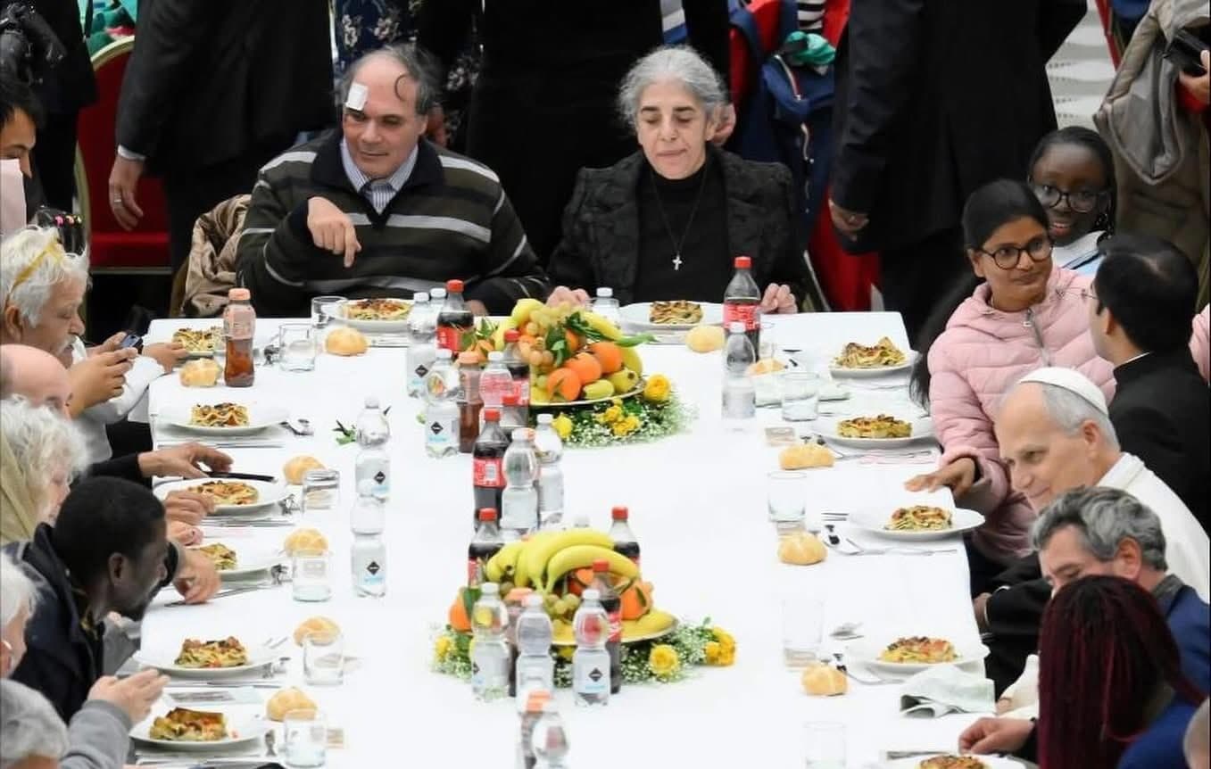 Pápež obedoval s vyše 1 300 chudobnými. „Trans-hostia“ pri hlavnom stole tentoraz chýbali