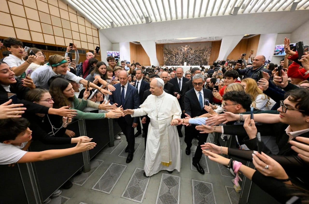 Bol vyhlásený za mŕtveho. Kniha Od Roberta k Levovi odhaľuje menej známe príbehy zo života pápeža