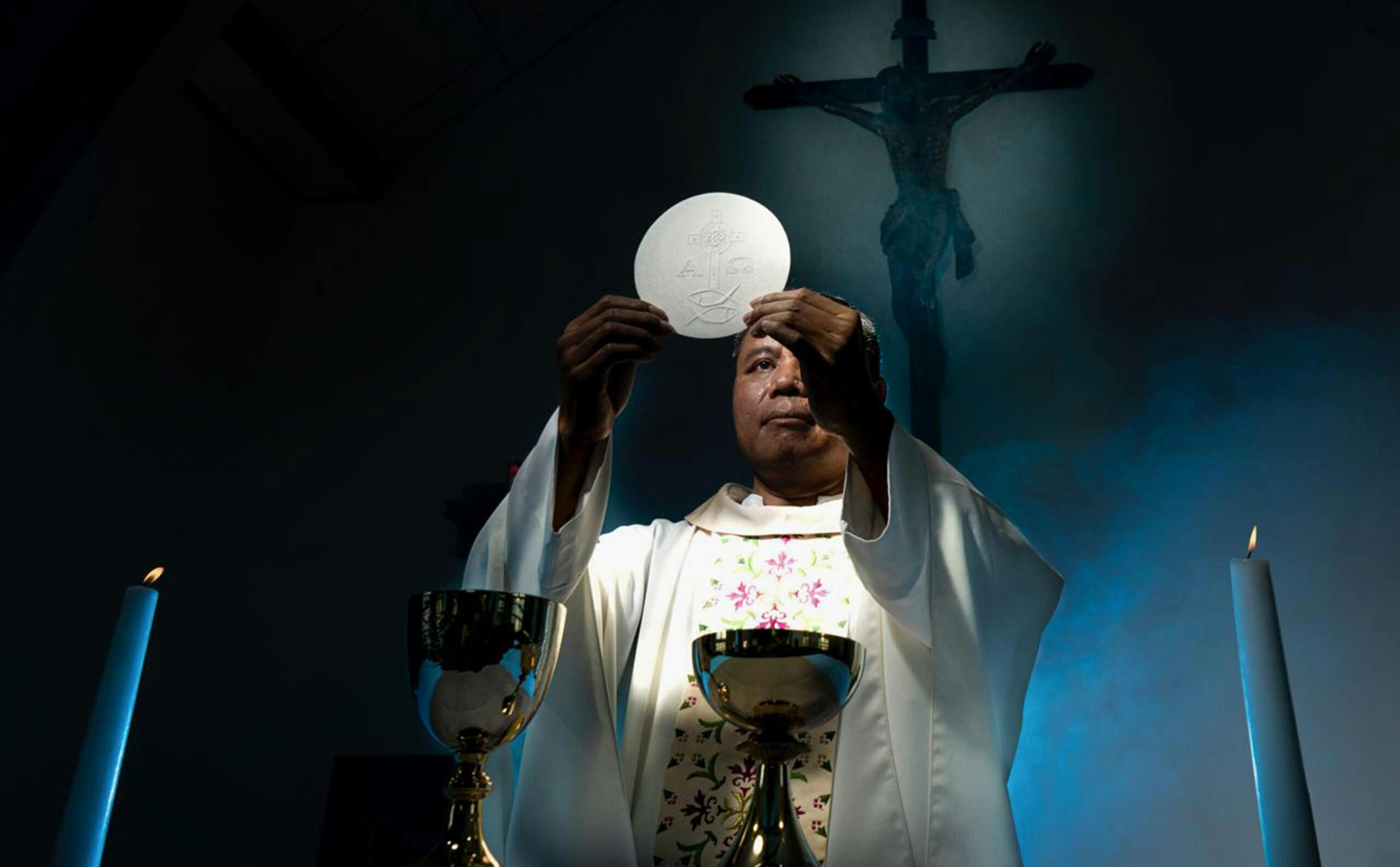 Krok za krokom svätou omšou: Prečo sa láme Baránok a zmiešava Kristovo telo a krv