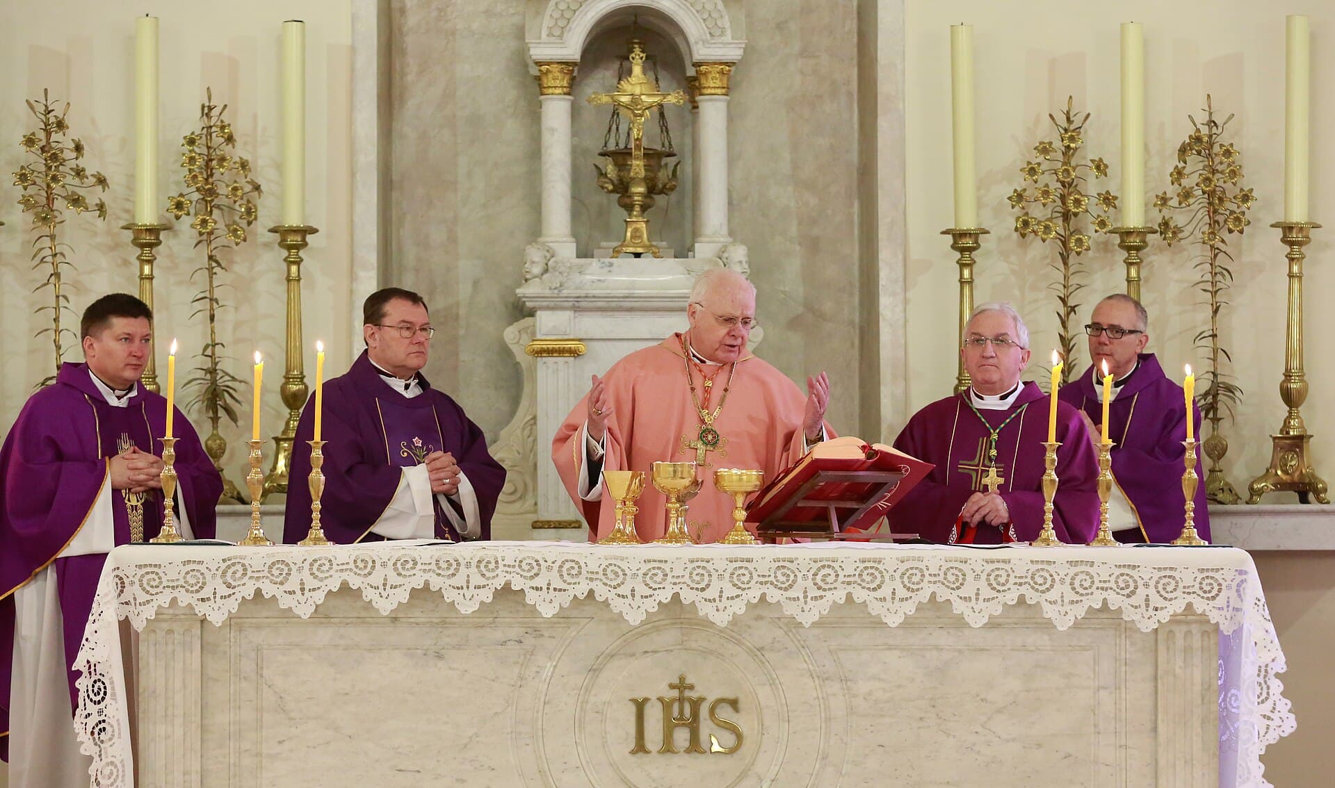 Ružová farba, pápežovo požehnanie zlatej ruže i návšteva domovskej farnosti. Čo všetko prináša Nedeľa Laetare