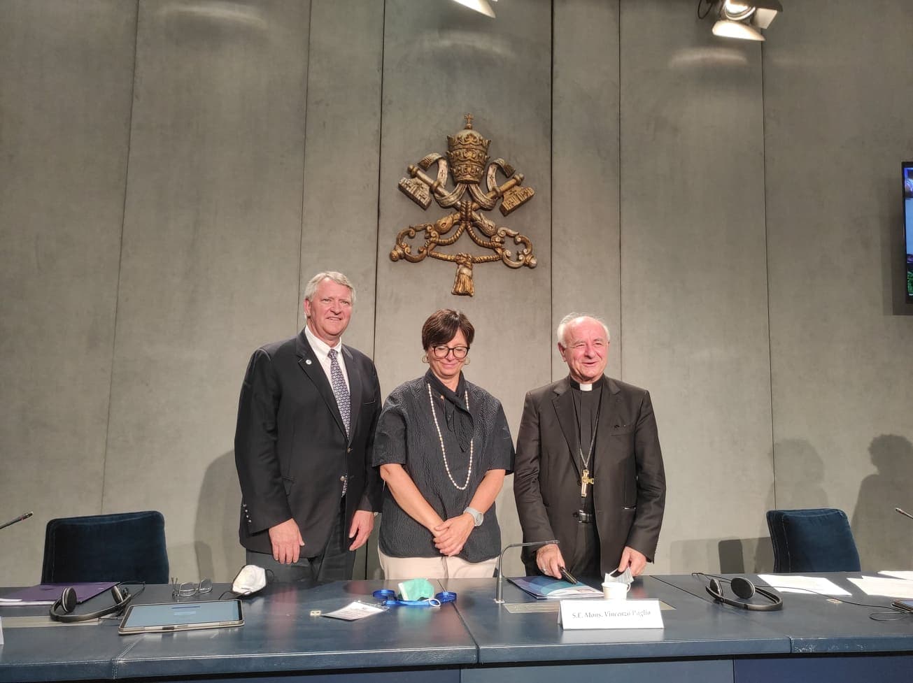 Predseda Pápežskej akadémie pre život arcibiskup Vincenzo Paglia (vpravo) vo Vatikáne. Foto: Bohumil Petrík