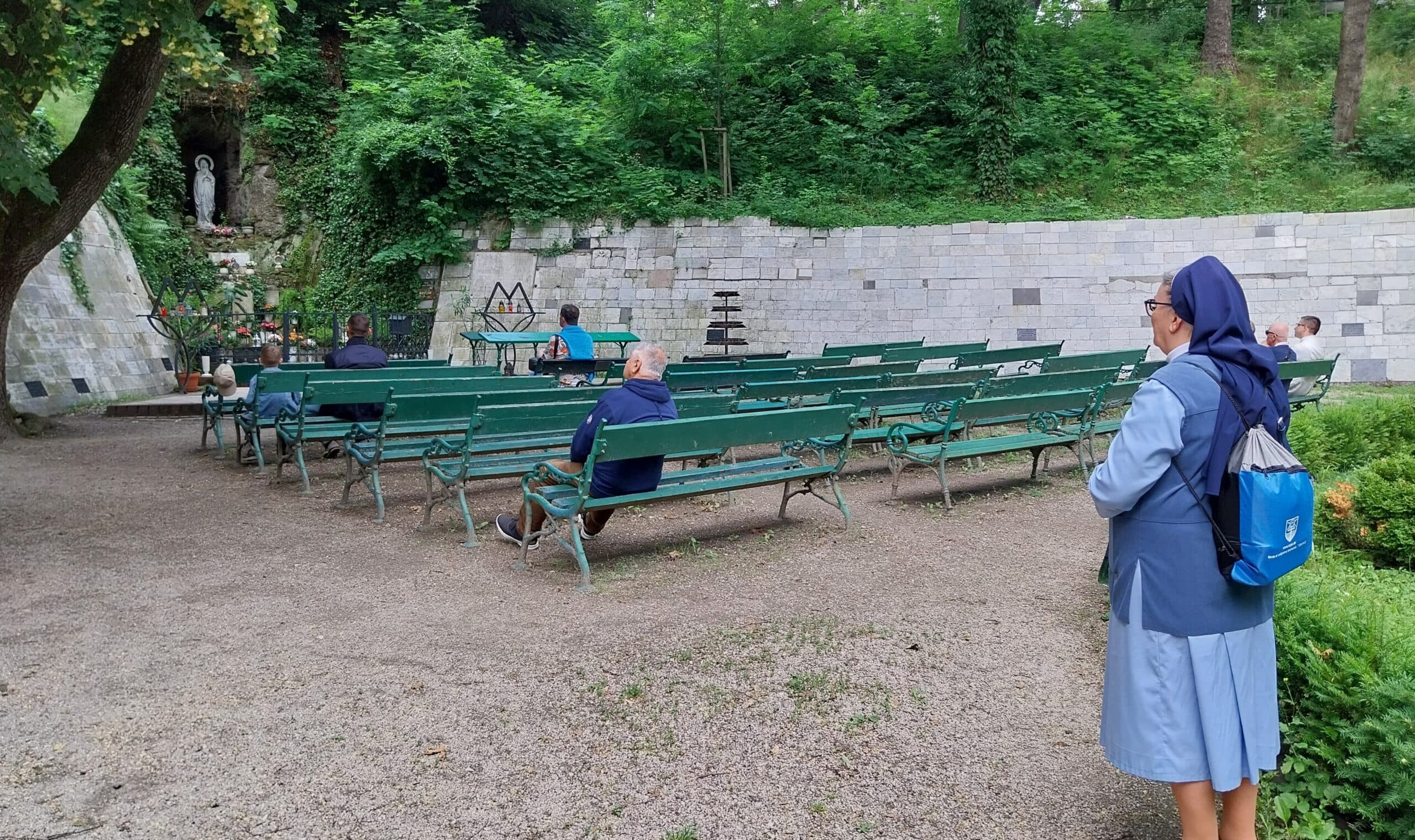 sestra Lucia pri modlitbe v Lurdskej jaskynke v Bratislave, archív autorky