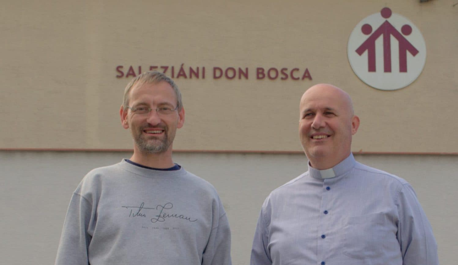 Peter Bešenyei (vpravo), prvý salezián na Luníku IX, a súčasný direktor Peter Veselský. Foto: Michal Čop