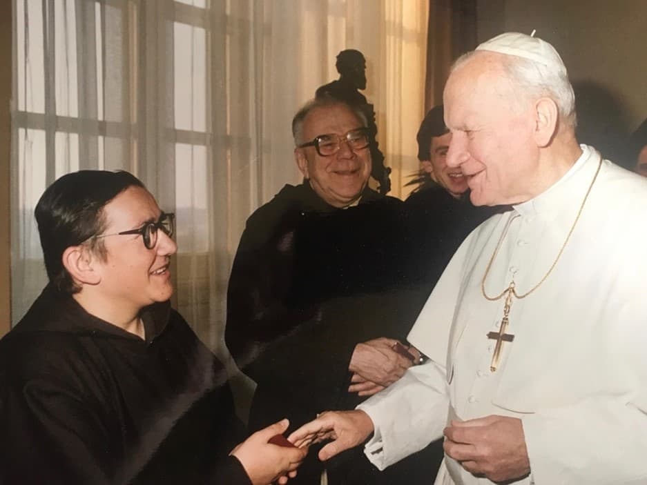 Na obrázku zľava: Felix Ján Tkáč OFMCap, provinciál slovenských kapucínov Šebastián Peter Jaďuď OFMCap, Marek Marcel Török OFMCap, Ján Pavol II. Foto: Archív o. Felixa Jána Tkáča