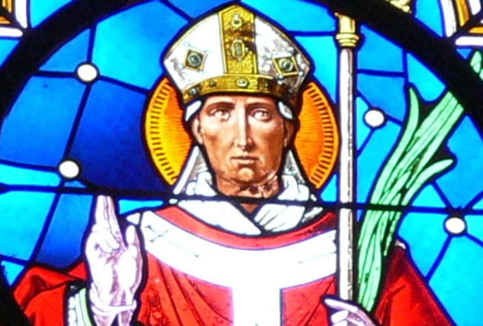 Svätý Maximilián, vitráž vo farskom kostole v Aigene. Zdroj: wikimedia commons