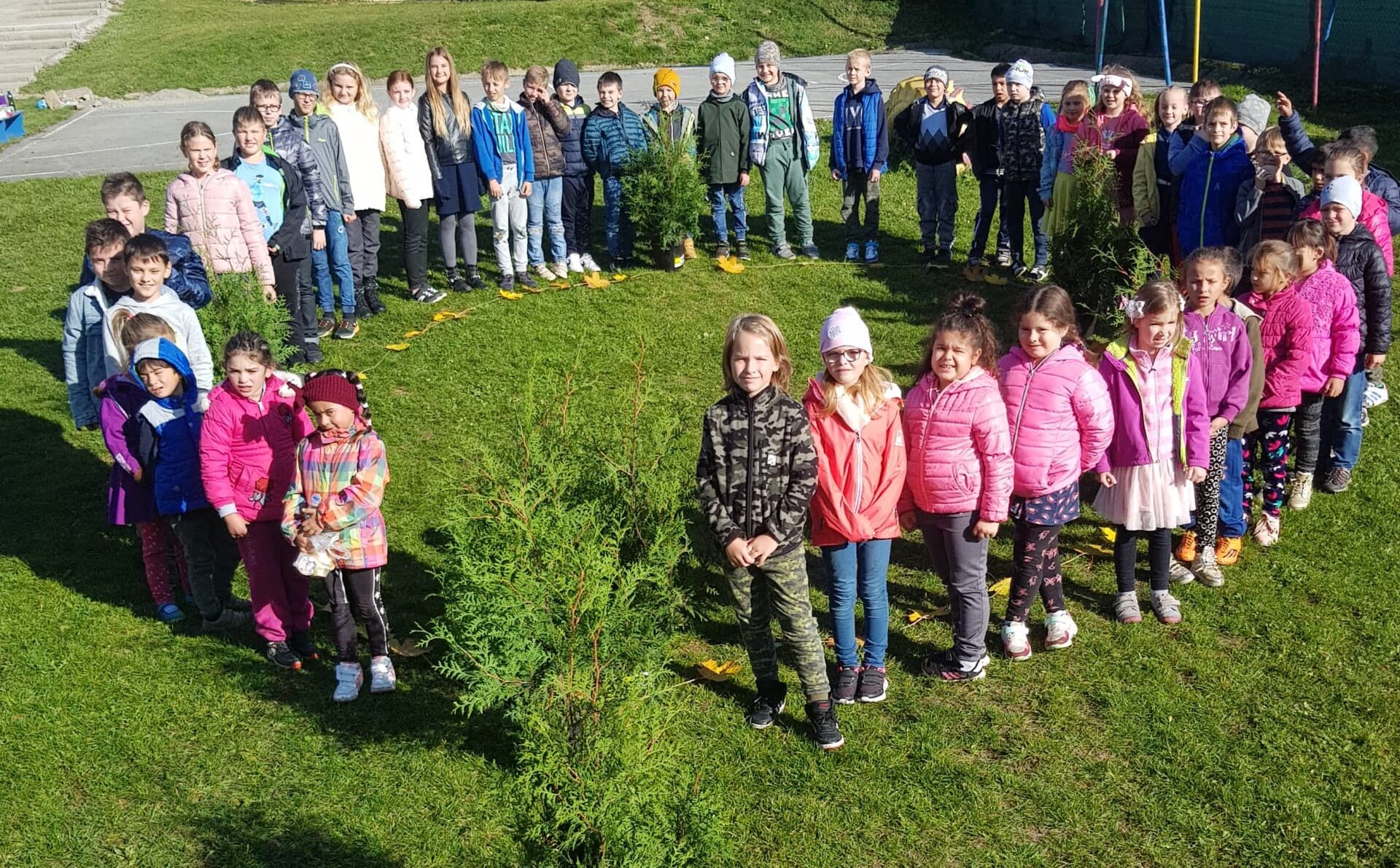 Deti, ktoré sa zapojili do iniciatívy Milión detí sa modlí ruženec v roku 2023. Zdroj: acnslovensko.sk