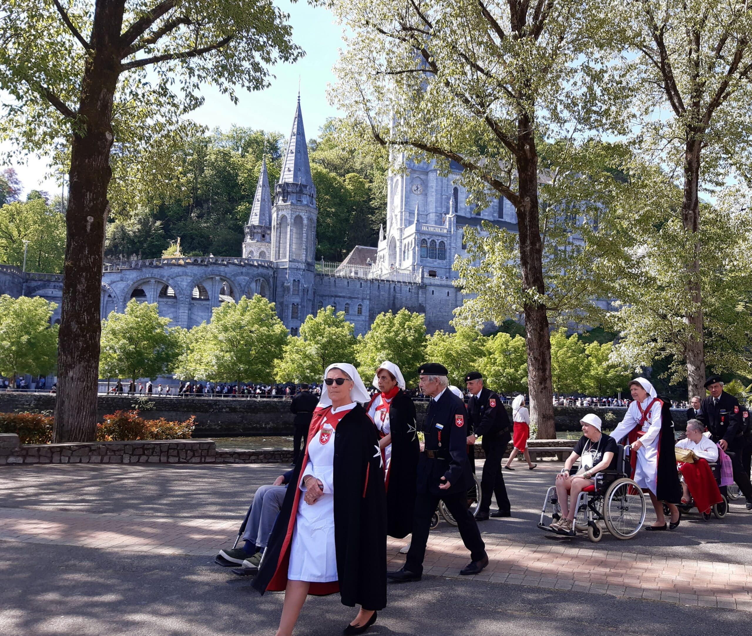 Členky Maltézskeho rádu s pacientmi na púti v Lurdoch v roku 2023. Foto: autorka