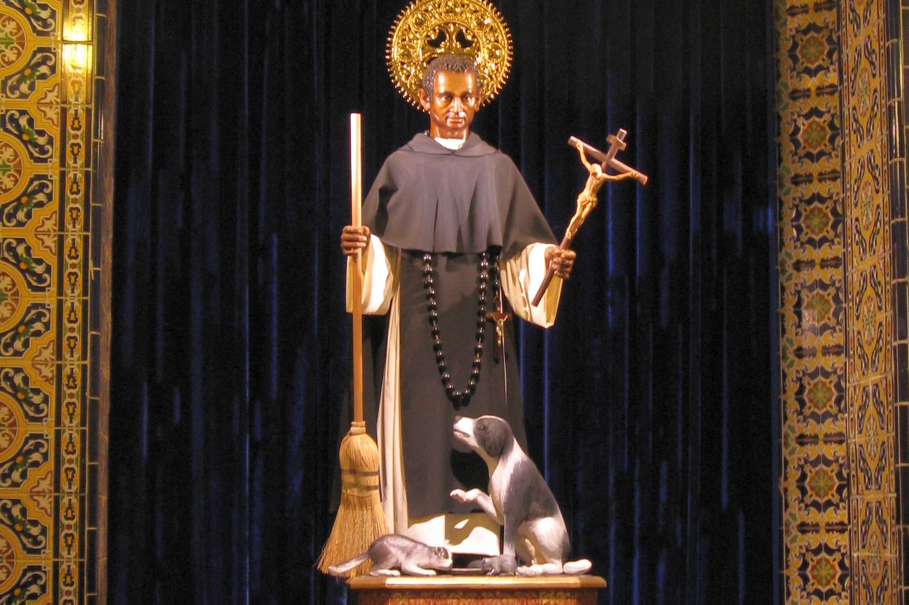 Postava svätého Martina de Porres v kaplnke v jeho rodnom dome v Lime. Zdroj: wikimedia commons