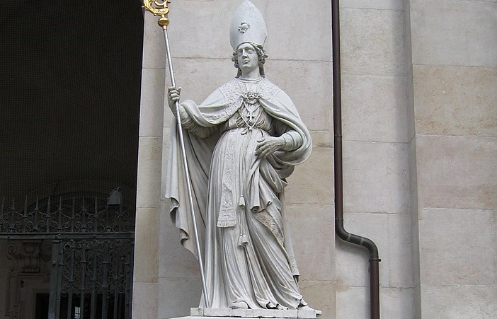 Socha svätého Virgila pred salzburským dómom. Zdroj: wikimedia commons, CC BY-SA 3.0