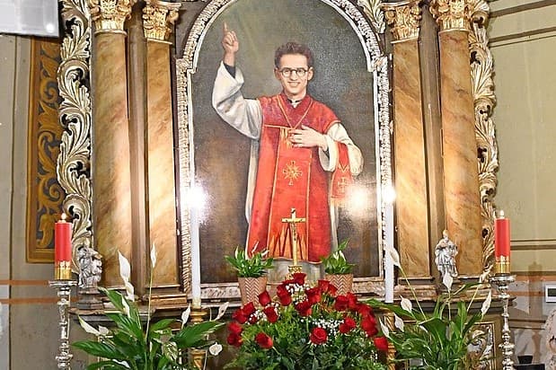 Bočný oltár zasvätený blahoslavenému Jánosovi Brennerovi v rímskokatolíckom kostole v Rábakethely. Zdroj: wikimedia commons, CC BY-SA 4.0