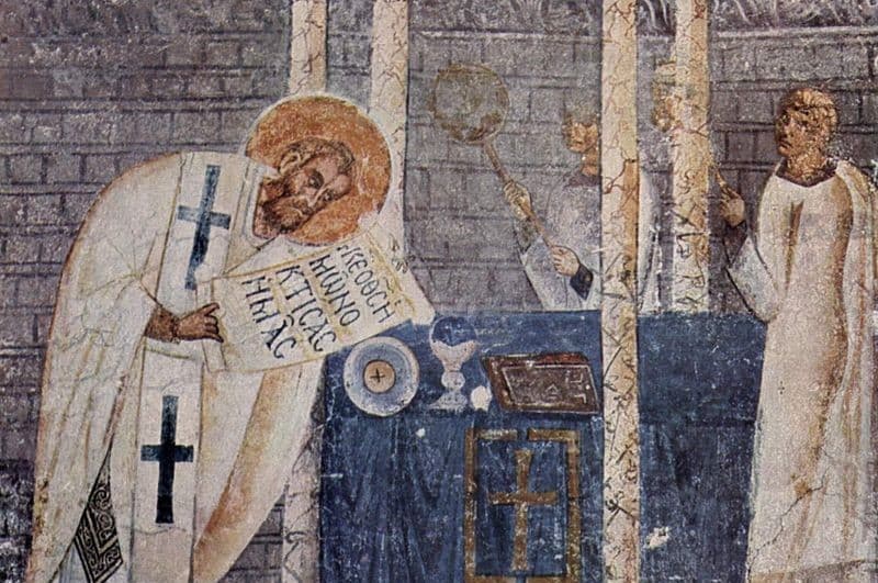 Freska Bazila Veľkého v Ochridskej katedrále. Svätec je zobrazený, ako posväcuje dary počas božskej liturgie, ktorá nesie jeho meno. Zdroj: wikimedia commons