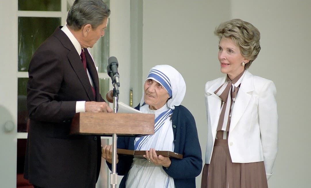 Matka Tereza prijíma vyznamenanie od amerického prezidenta Ronalda Reagana v roku 1985. Zdroj: wikimedia commons
