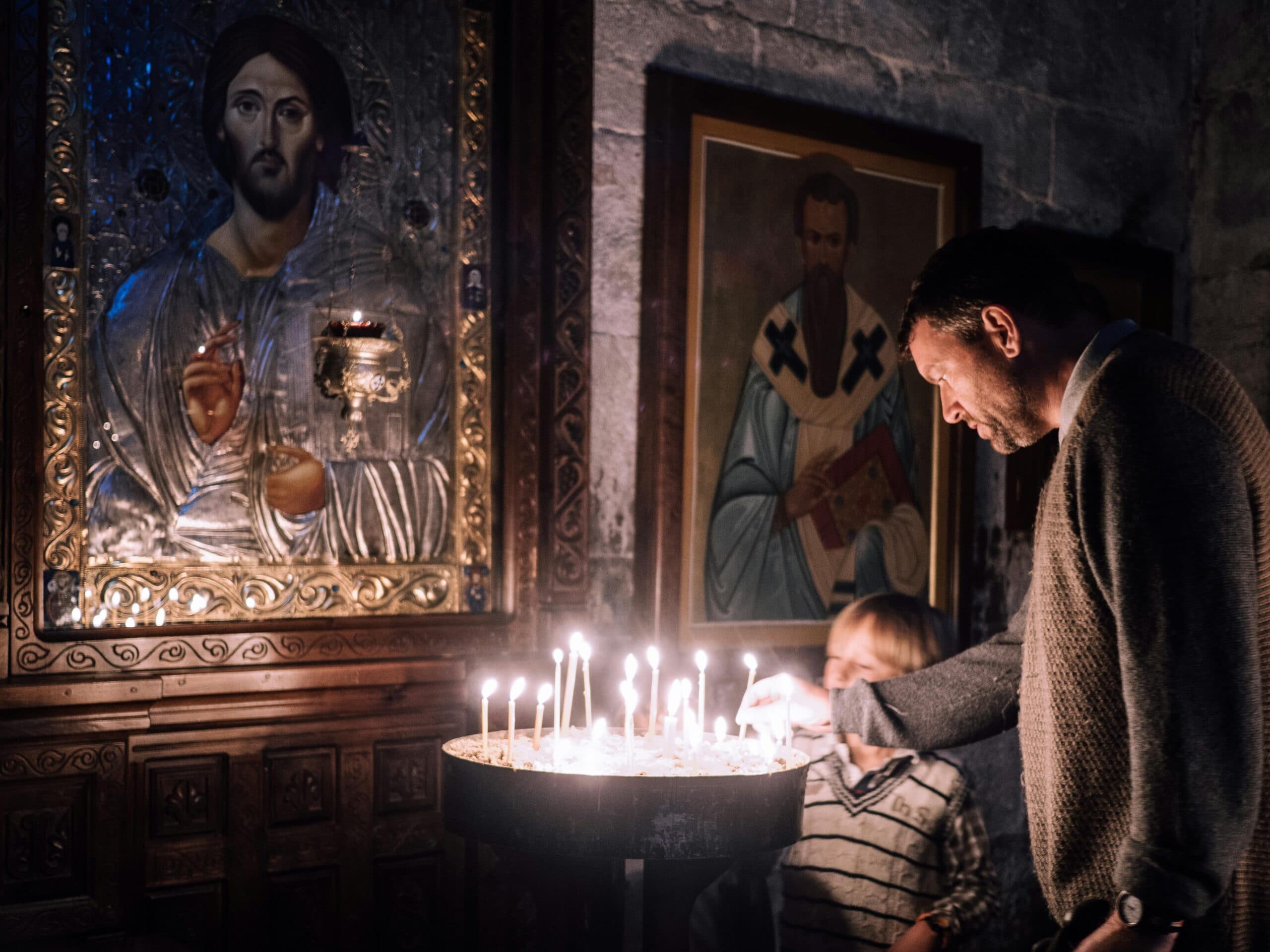 Horiace sviece pred ikonou Krista. Ilustračný obrázok. Zdroj: Pexels