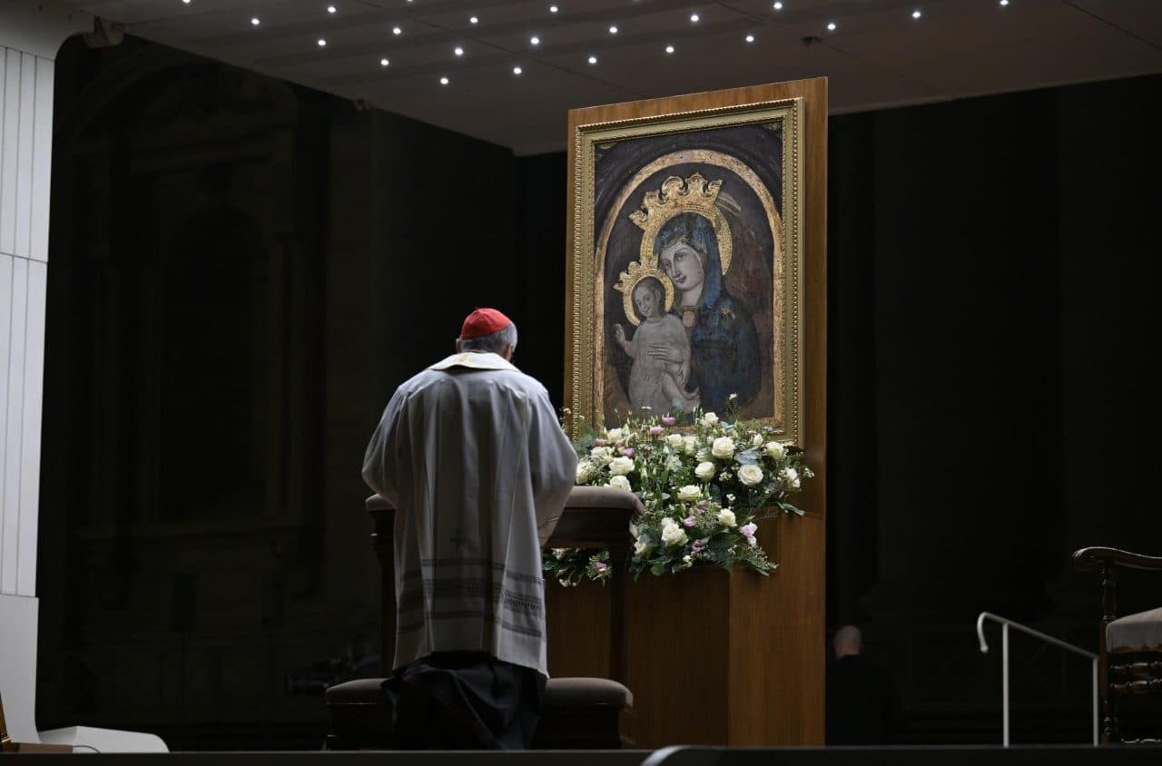 Kardinál Pietro Parolin predsedá modlitbe ruženca za zdravie Svätého Otca Františka na Námestí svätého Petra vo Vatikáne 24. februára 2025. Zdroj: Vatican News