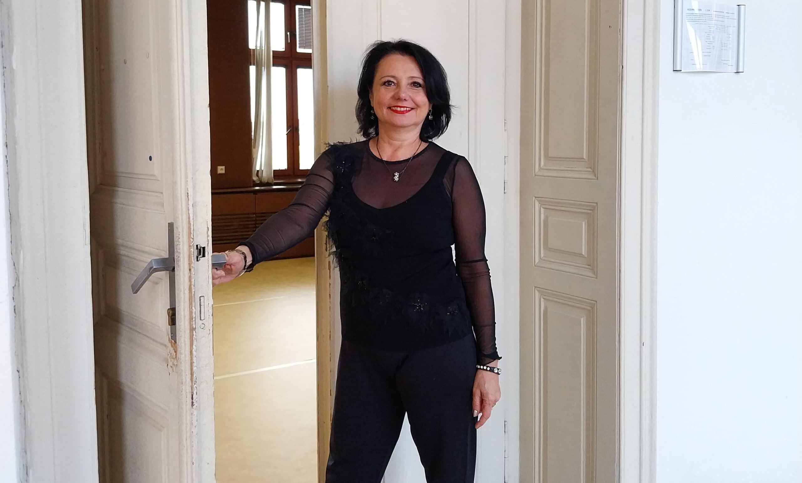 Mgr. art. Jana Gallovich Bílková, ArtD., pred vstupom do baletnej triedy. Foto: Andrea Eliášová