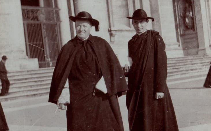 Arcibiskup Józef Bilczewski (vľavo) a jeho krajan z Wilamowíc o. Karol Nickel. Foto: Archív Metropolitnej kúrie v Krakove