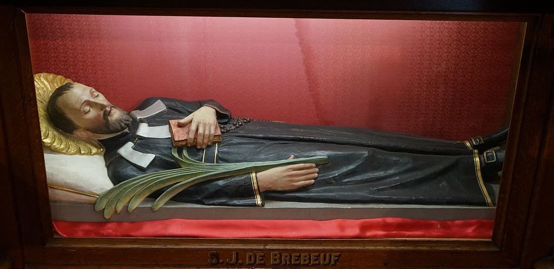 Telo svätého Jána de Brébeuf vo svätyni mučeníkov v Midlande (Ontario, Kanada). Zdroj: wikimedia commons