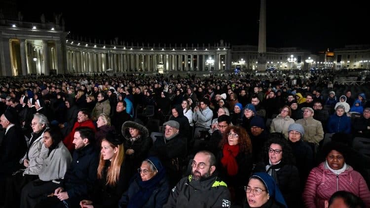 Modlitba ruženca na Námestí svätého Petra za zdravie pápeža Františka. Zdroj: Vatican News