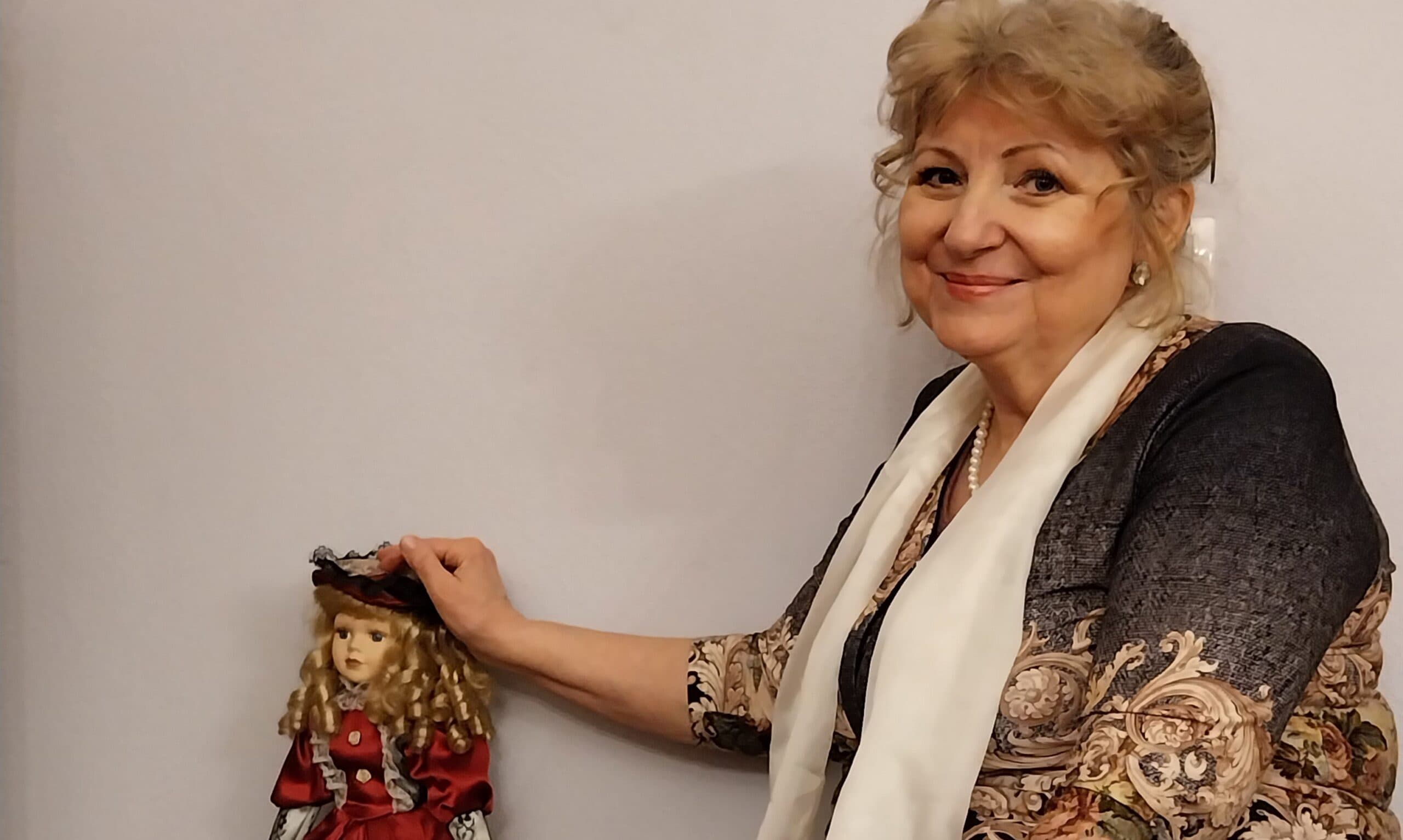 Pani Remigia Litwinowiczová sa rada obklopuje krásou v rôznych podobách, na snímke s porcelánovou bábikou. Foto: Andrea Eliášová